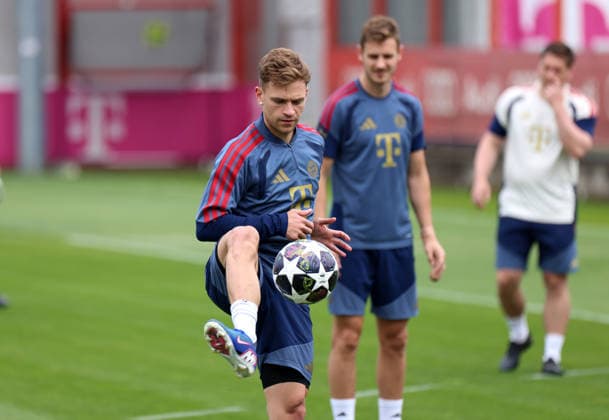 Fussball, Herren, Champions League, Saison 2025 2026, FC Bayern München, Abschlusstraining Joshua Kimmich (FC Bayern München) spielt einen Ball