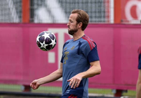 Fussball, Herren, Champions League, Saison 2025 2026, FC Bayern München, Abschlusstraining Harry Kane (FC Bayern München) mit Blick auf den Ball