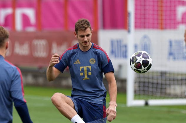 Fussball, Herren, Champions League, Saison 2025 2026, FC Bayern München, Abschlusstraining Josip Stanisic (FC Bayern München) spielt einen Ball