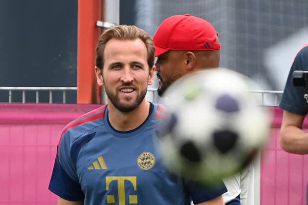 Harry KANE (Bayern Muenchen), hi:Trainer Vincent KOMPANY (Bayern Muenchen). Abschlusstraining am 05.05.2026 vor dem Fussball Champions League Halbfinale FC Bayern-Muenchen - Paris Saint Germain (PSG) *** Harry KANE Bayern Muenchen , hi Coach Vincent KOMPANY Bayern Muenchen final training on 05 05 2026 before the football Champions League semi-final FC Bayern Muenchen Paris Saint Germain PSG