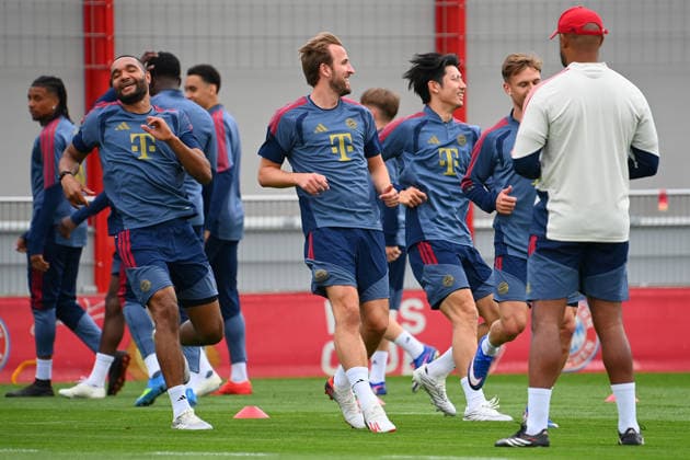 v.li: Jonathan TAH (Bayern Muenchen), Harry KANE (Bayern Muenchen), Hiroki ITO (Bayern Muenchen), Joshua KIMMICH (Bayern Muenchen), Trainer Vincent KOMPANY (Bayern Muenchen). Abschlusstraining am 05.05.2026 vor dem Fussball Champions League Halbfinale FC Bayern-Muenchen - Paris Saint Germain (PSG)