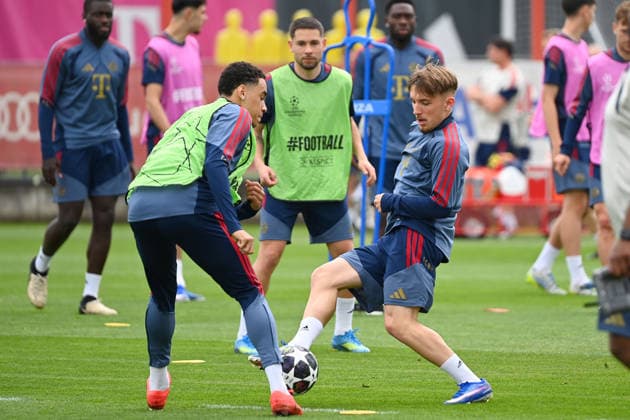 Lennart KARL (Bayern Muenchen), Aktion,Zweikampf gegen Jamal MUSIALA (Bayern Muenchen,li). Abschlusstraining am 05.05.2026 vor dem Fussball Champions League Halbfinale FC Bayern-Muenchen - Paris Saint Germain (PSG)