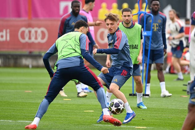 Lennart KARL (Bayern Muenchen), Aktion,Zweikampf gegen Jamal MUSIALA (Bayern Muenchen,li). Abschlusstraining am 05.05.2026 vor dem Fussball Champions League Halbfinale FC Bayern-Muenchen - Paris Saint Germain (PSG)