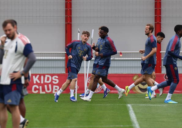 Fussball, Herren, Champions League, Saison 2025 2026, FC Bayern München, Abschlusstraining Lennart Karl (FC Bayern München) beim Laufen, Aufwärmen