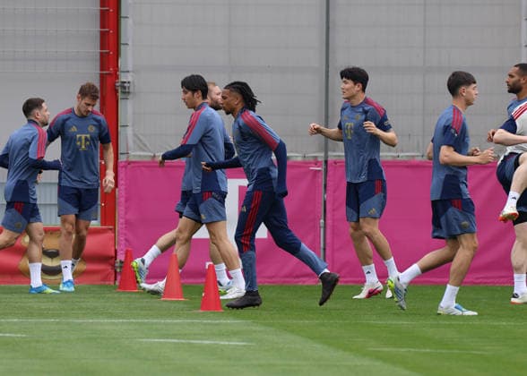 Fussball, Herren, Champions League, Saison 2025 2026, FC Bayern München, Abschlusstraining Michael Olise (FC Bayern München) beim Laufen, Aufwärmen