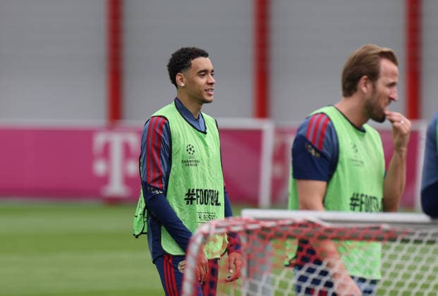 Fussball, Herren, Champions League, Saison 2025 2026, FC Bayern München, Abschlusstraining Jamal Musiala (FC Bayern München) stehend mit Leibchen, Kopf, Oberkörper