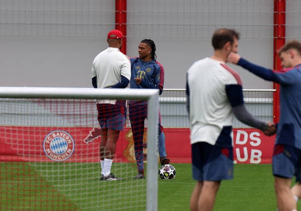 Fussball, Herren, Champions League, Saison 2025 2026, FC Bayern München, Abschlusstraining Vincent Kompany, Trainer (FC Bayern München) (li.) mit Michael Olise (FC Bayern München) (re.) im Gespräch auf dem Platz