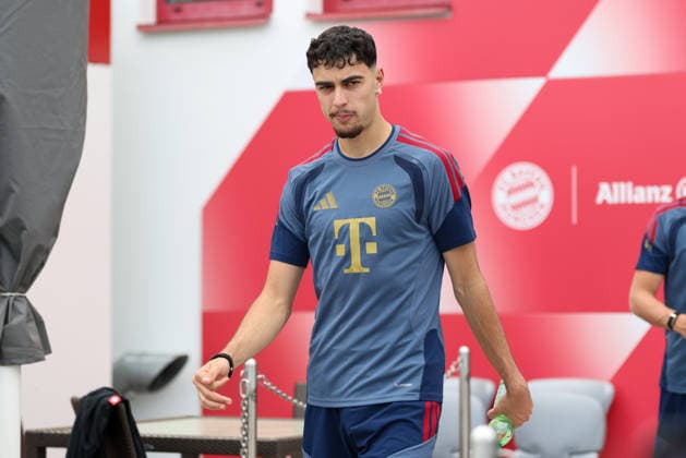 Aleksandar Pavlovic (FC Bayern Muenchen, 45) auf dem Weg zum Training, GER, Abschlusstraining, FC Bayern Muenchen, Fussball, UEFA Champions League, Halbfinale, Rueckspiel, Saison 2025 2026, 05.05.2026, GER, Abschlusstraining, FC Bayern Muenchen, Fussball, UEFA Champions League, Halbfinale, Rueckspiel, Saison 2025 2026, 05.05.2026 Muenchen Copyright: xEibner-Pressefoto JennixMaulx EP_JML