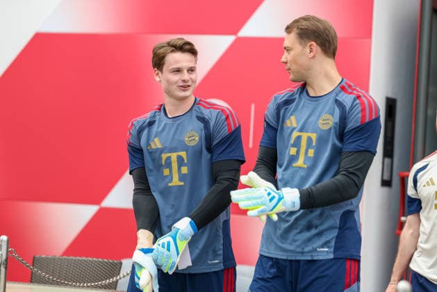 Jonas Urbig (FC Bayern Muenchen, 40) und Manuel Neuer (FC Bayern Muenchen, 01) lachen auf dem Weg zum Training, GER, Abschlusstraining, FC Bayern Muenchen, Fussball, UEFA Champions League, Halbfinale, Rueckspiel, Saison 2025 2026, 05.05.2026, GER, Abschlusstraining, FC Bayern Muenchen, Fussball, UEFA Champions League, Halbfinale, Rueckspiel, Saison 2025 2026, 05.05.2026 Muenchen Copyright: xEibner-Pressefoto JennixMaulx EP_JML