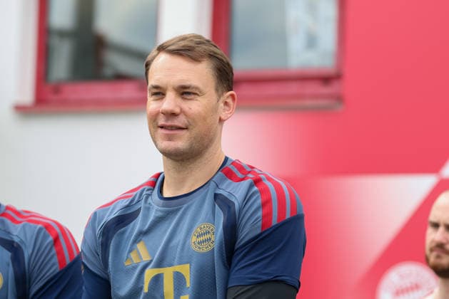 Manuel Neuer (FC Bayern Muenchen, 01) auf dem Weg zum Training, GER, Abschlusstraining, FC Bayern Muenchen, Fussball, UEFA Champions League, Halbfinale, Rueckspiel, Saison 2025 2026, 05.05.2026, GER, Abschlusstraining, FC Bayern Muenchen, Fussball, UEFA Champions League, Halbfinale, Rueckspiel, Saison 2025 2026, 05.05.2026 Muenchen Copyright: xEibner-Pressefoto JennixMaulx EP_JML