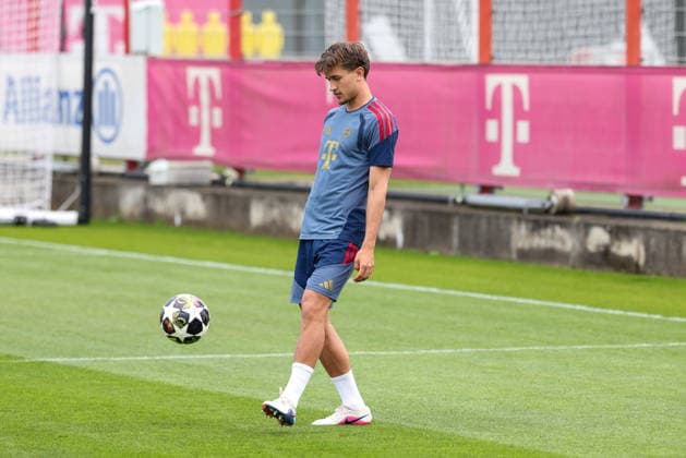 Tom Bischof (FC Bayern Muenchen, 20) mit Ball beim Training, GER, Abschlusstraining, FC Bayern Muenchen, Fussball, UEFA Champions League, Halbfinale, Rueckspiel, Saison 2025 2026, 05.05.2026, GER, Abschlusstraining, FC Bayern Muenchen, Fussball, UEFA Champions League, Halbfinale, Rueckspiel, Saison 2025 2026, 05.05.2026 Muenchen Copyright: xEibner-Pressefoto JennixMaulx EP_JML