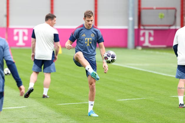Josip Stanisic (FC Bayern Muenchen, 44) mit Ball im Training, GER, Abschlusstraining, FC Bayern Muenchen, Fussball, UEFA Champions League, Halbfinale, Rueckspiel, Saison 2025 2026, 05.05.2026, GER, Abschlusstraining, FC Bayern Muenchen, Fussball, UEFA Champions League, Halbfinale, Rueckspiel, Saison 2025 2026, 05.05.2026 Muenchen Copyright: xEibner-Pressefoto JennixMaulx EP_JML