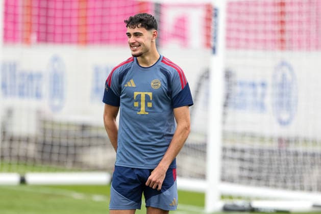 Aleksandar Pavlovic (FC Bayern Muenchen, 45) lacht beim Training, GER, Abschlusstraining, FC Bayern Muenchen, Fussball, UEFA Champions League, Halbfinale, Rueckspiel, Saison 2025 2026, 05.05.2026, GER, Abschlusstraining, FC Bayern Muenchen, Fussball, UEFA Champions League, Halbfinale, Rueckspiel, Saison 2025 2026, 05.05.2026 Muenchen Copyright: xEibner-Pressefoto JennixMaulx EP_JML
