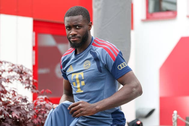 Dayot Upamecano (FC Bayern Muenchen, 02) auf dem Weg zum Training, GER, Abschlusstraining, FC Bayern Muenchen, Fussball, UEFA Champions League, Halbfinale, Rueckspiel, Saison 2025 2026, 05.05.2026, GER, Abschlusstraining, FC Bayern Muenchen, Fussball, UEFA Champions League, Halbfinale, Rueckspiel, Saison 2025 2026, 05.05.2026 Muenchen Copyright: xEibner-Pressefoto JennixMaulx EP_JML
