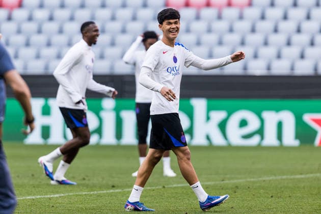 MUNICH, GERMANY - MAY 5: Dro Fernandez (FC Paris Saint-Germain, 27) laughing during training of Paris Saint-Germain before the match between FC Bayern Muenchen vs Paris Saint-Germain at Allianz Arena on matchday -1 of the UEFA Champions League Semi Final on May 5, 2026 in Munich, Germany. Bavaria Germany Copyright: xSteffiexWunderlx