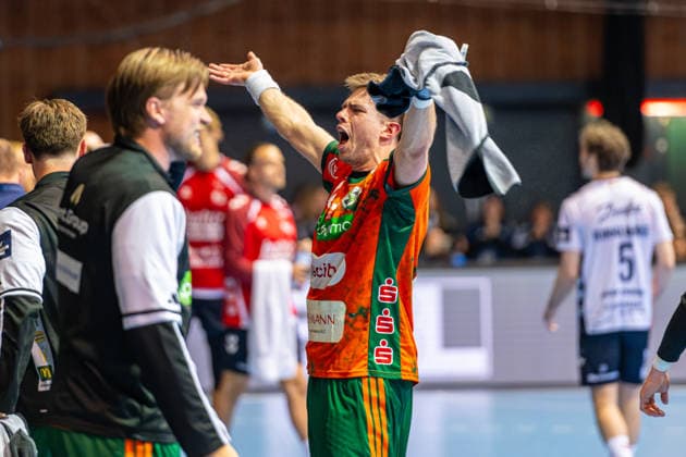 Renars Uscins (TSV Hannover-Burgdorf, Nr. 10) (L-R), TSV Hannover-Burgdorf (orange) against SG Flensburg-Handewitt (blue) (second-leg of the quarter-finals the EHF European League 2025 2026) (05.05.2026, Swiss Life Hall (Hannover, GER), Copyright: xJanxGuentherx xTSVxHannover-Burgdorfx