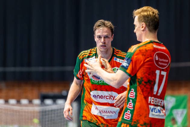 Leif Tissier (TSV Hannover-Burgdorf, Nr. 7) (L-R), TSV Hannover-Burgdorf (orange) against SG Flensburg-Handewitt (blue) (second-leg of the quarter-finals the EHF European League 2025 2026) (05.05.2026, Swiss Life Hall (Hannover, GER), Copyright: xJanxGuentherx xTSVxHannover-Burgdorfx