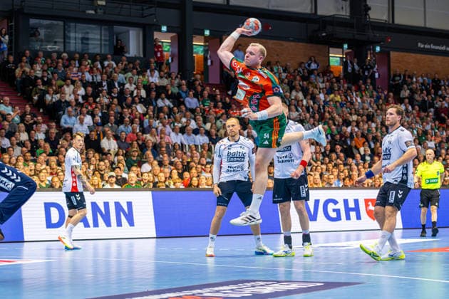 Justus Fischer (TSV Hannover-Burgdorf, Nr. 54) (L-R), TSV Hannover-Burgdorf (orange) against SG Flensburg-Handewitt (blue) (second-leg of the quarter-finals the EHF European League 2025 2026) (05.05.2026, Swiss Life Hall (Hannover, GER), Copyright: xJanxGuentherx xTSVxHannover-Burgdorfx