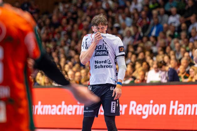 Lasse Kjaer Moller (SG Flensburg-Handewitt, Nr. 64) (L-R), TSV Hannover-Burgdorf (orange) against SG Flensburg-Handewitt (blue) (second-leg of the quarter-finals the EHF European League 2025 2026) (05.05.2026, Swiss Life Hall (Hannover, GER), Copyright: xJanxGuentherx xTSVxHannover-Burgdorfx