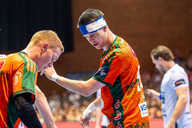 Hannes Feise (TSV Hannover-Burgdorf, Nr. 56) (L-R), TSV Hannover-Burgdorf (orange) against SG Flensburg-Handewitt (blue) (second-leg of the quarter-finals the EHF European League 2025 2026) (05.05.2026, Swiss Life Hall (Hannover, GER), Copyright: xJanxGuentherx xTSVxHannover-Burgdorfx