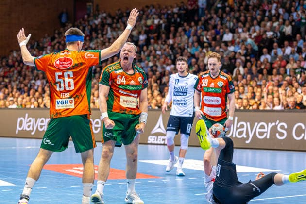 Justus Fischer (TSV Hannover-Burgdorf, Nr. 54) (L-R), TSV Hannover-Burgdorf (orange) against SG Flensburg-Handewitt (blue) (second-leg of the quarter-finals the EHF European League 2025 2026) (05.05.2026, Swiss Life Hall (Hannover, GER), Copyright: xJanxGuentherx xTSVxHannover-Burgdorfx