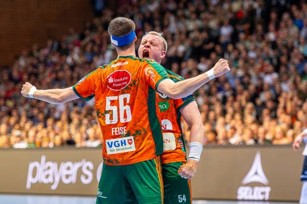 Hannes Feise (TSV Hannover-Burgdorf, Nr. 56) Justus Fischer (TSV Hannover-Burgdorf, Nr. 54) (L-R), TSV Hannover-Burgdorf (orange) against SG Flensburg-Handewitt (blue) (second-leg of the quarter-finals the EHF European League 2025 2026) (05.05.2026, Swiss Life Hall (Hannover, GER), Copyright: xJanxGuentherx xTSVxHannover-Burgdorfx