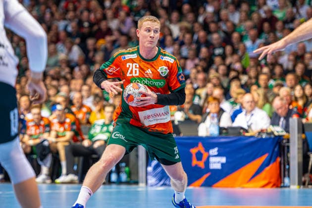 Jonathan Edvardsson (TSV Hannover-Burgdorf, Nr. 26) (L-R), TSV Hannover-Burgdorf (orange) against SG Flensburg-Handewitt (blue) (second-leg of the quarter-finals the EHF European League 2025 2026) (05.05.2026, Swiss Life Hall (Hannover, GER), Copyright: xJanxGuentherx xTSVxHannover-Burgdorfx