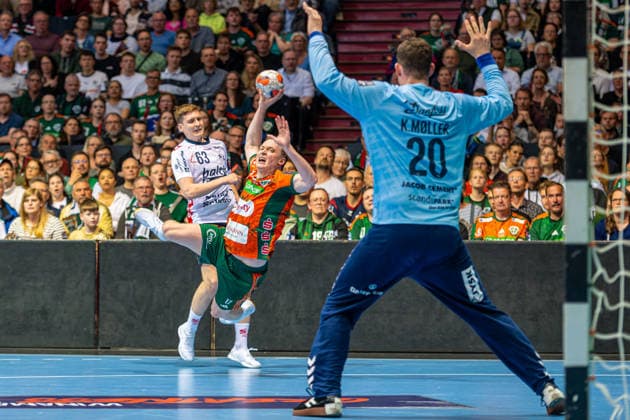 Domen Novak (SG Flensburg-Handewitt, Nr. 63) August Pedersen (TSV Hannover-Burgdorf, Nr. 17) (L-R), TSV Hannover-Burgdorf (orange) against SG Flensburg-Handewitt (blue) (second-leg of the quarter-finals the EHF European League 2025 2026) (05.05.2026, Swiss Life Hall (Hannover, GER), Copyright: xJanxGuentherx xTSVxHannover-Burgdorfx