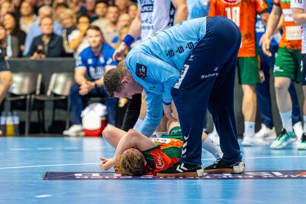 August Pedersen (TSV Hannover-Burgdorf, Nr. 17) Kevin Moller (SG Flensburg-Handewitt, Nr. 20) (L-R), TSV Hannover-Burgdorf (orange) against SG Flensburg-Handewitt (blue) (second-leg of the quarter-finals the EHF European League 2025 2026) (05.05.2026, Swiss Life Hall (Hannover, GER), Copyright: xJanxGuentherx xTSVxHannover-Burgdorfx
