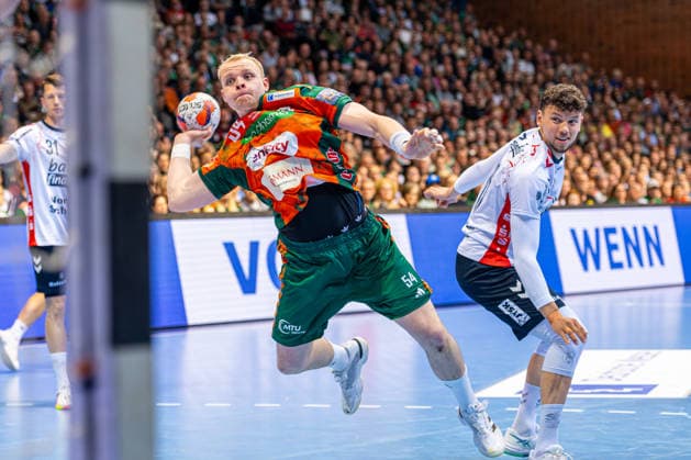 Justus Fischer (TSV Hannover-Burgdorf, Nr. 54) (L-R), TSV Hannover-Burgdorf (orange) against SG Flensburg-Handewitt (blue) (second-leg of the quarter-finals the EHF European League 2025 2026) (05.05.2026, Swiss Life Hall (Hannover, GER), Copyright: xJanxGuentherx xTSVxHannover-Burgdorfx