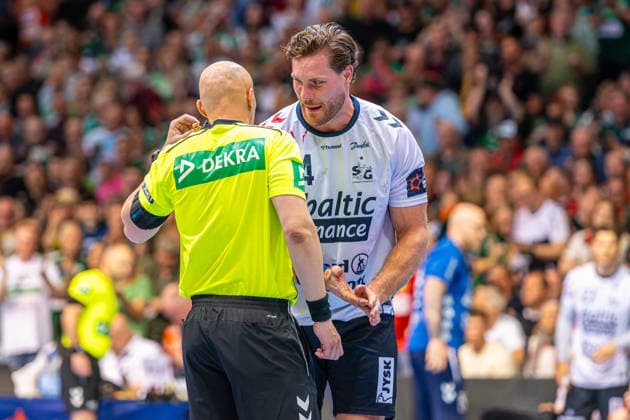 Nenad Nikolovski (Referee, MKD) Johannes Golla (SG Flensburg-Handewitt, Nr. 4) (L-R), TSV Hannover-Burgdorf (orange) against SG Flensburg-Handewitt (blue) (second-leg of the quarter-finals the EHF European League 2025 2026) (05.05.2026, Swiss Life Hall (Hannover, GER), Copyright: xJanxGuentherx xTSVxHannover-Burgdorfx