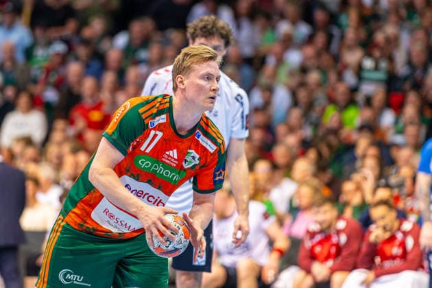 August Pedersen (TSV Hannover-Burgdorf, Nr. 17) (L-R), TSV Hannover-Burgdorf (orange) against SG Flensburg-Handewitt (blue) (second-leg of the quarter-finals the EHF European League 2025 2026) (05.05.2026, Swiss Life Hall (Hannover, GER), Copyright: xJanxGuentherx xTSVxHannover-Burgdorfx