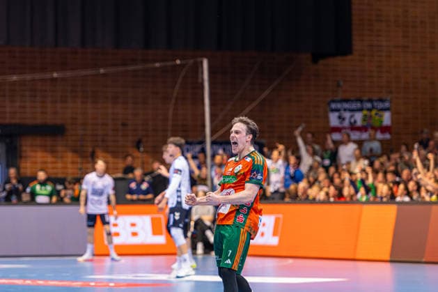 Leif Tissier (TSV Hannover-Burgdorf, Nr. 7) (L-R), TSV Hannover-Burgdorf (orange) against SG Flensburg-Handewitt (blue) (second-leg of the quarter-finals the EHF European League 2025 2026) (05.05.2026, Swiss Life Hall (Hannover, GER), Copyright: xJanxGuentherx xTSVxHannover-Burgdorfx