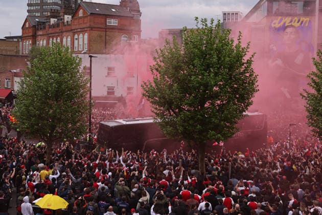 London, England, 5th May 2026. Arsenal fans gather outside the stadium as their team™s bus arrives before the Arsenal vs Atletico Madrid UEFA Champions League match at the Emirates Stadium, London. Picture credit should read: David Klein Sportimage EDITORIAL USE ONLY. No use with unauthorised audio, video, data, fixture lists, club league logos or live services. Online in-match use limited to 120 images, no video emulation. No use in betting, games or single club league player publications. SPI_003_DK_Arsenal_Athletico_Madrid SPI-4781-0003