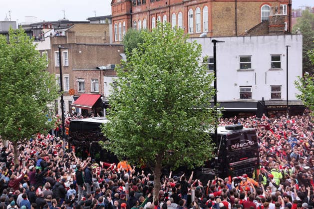 London, England, 5th May 2026. Arsenal fans gather outside the stadium as their team™s bus arrives before the Arsenal vs Atletico Madrid UEFA Champions League match at the Emirates Stadium, London. Picture credit should read: David Klein Sportimage EDITORIAL USE ONLY. No use with unauthorised audio, video, data, fixture lists, club league logos or live services. Online in-match use limited to 120 images, no video emulation. No use in betting, games or single club league player publications. SPI_004_DK_Arsenal_Athletico_Madrid SPI-4781-0004