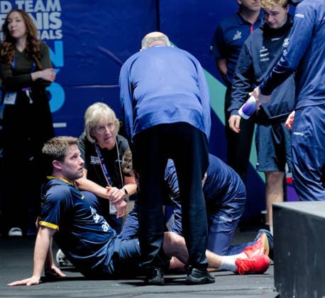Kristian Karlsson, Schweden, verletzt sich bei der Tischtennis-WM in London beim 3:0-Sieg seiner Mannschaft gegen Ungarn. Kristian Karlsson, Schweden, gewinnt mit seiner Mannschaft am 5. Mai 2026 den Kampf um den Einzug in das Achtelfinale bei den Team-Weltmeisterschaften im Tischtennis in London in der Ovo Arena Wembley gegen Ungarn. Es wird voraussichtlich sein letztes Spiel bei dieser WM gewesen sein. Der Schwede verletzte sich gegen den Ungarn David Szantosi, die erste Vermutung lautet auf Adduktorenzerrung. London OVO Arena Wembley London England *** Kristian Karlsson, Sweden, injured during his teams 3-0 victory over Hungary at the World Table Tennis Championships in London Kristian Karlsson, Sweden, wins with his team on May 5, 2026 in the battle for a place in the round of 16 at the World Team Table Tennis Championships in London at the Ovo Arena Wembley against Hungary It will probably be his last game at this World Championships The Swede was injured against the Hungarian David Szantosi, the first assumption is an adductor strain London OVO Arena Wembley London England