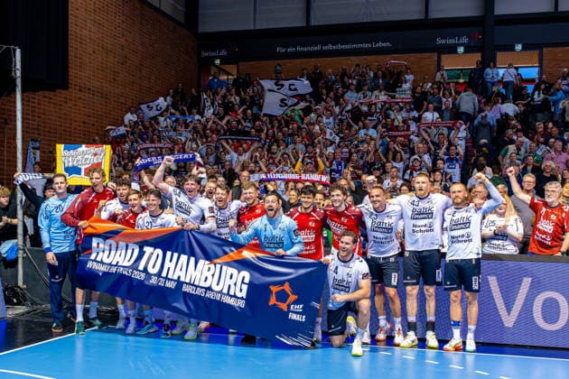 Flensburg celebrates (L-R), TSV Hannover-Burgdorf (orange) against SG Flensburg-Handewitt (blue) (second-leg of the quarter-finals the EHF European League 2025 2026) (05.05.2026, Swiss Life Hall (Hannover, GER), Copyright: xJanxGuentherx xTSVxHannover-Burgdorfx