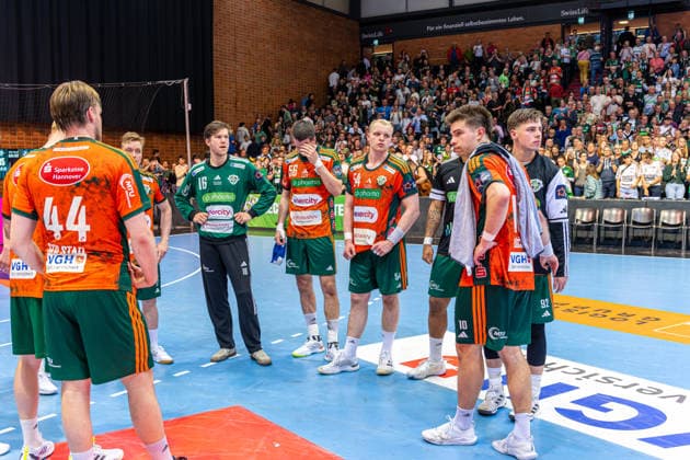 Simon Gade (TSV Hannover-Burgdorf, Nr. 16) Hannes Feise (TSV Hannover-Burgdorf, Nr. 56) Justus Fischer (TSV Hannover-Burgdorf, Nr. 54) Renars Uscins (TSV Hannover-Burgdorf, Nr. 10) (L-R), TSV Hannover-Burgdorf (orange) against SG Flensburg-Handewitt (blue) (second-leg of the quarter-finals the EHF European League 2025 2026) (05.05.2026, Swiss Life Hall (Hannover, GER), Copyright: xJanxGuentherx xTSVxHannover-Burgdorfx