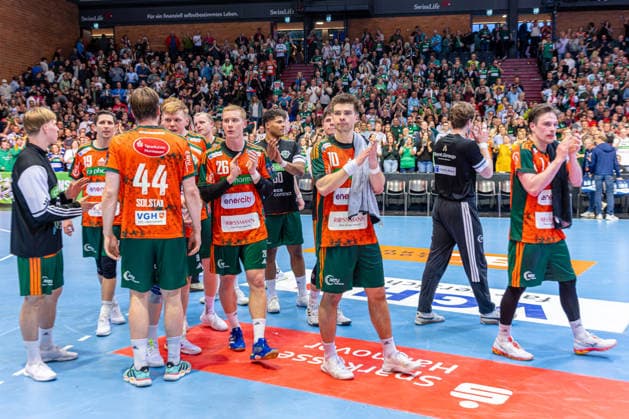 Jonathan Edvardsson (TSV Hannover-Burgdorf, Nr. 26) Renars Uscins (TSV Hannover-Burgdorf, Nr. 10) (L-R), TSV Hannover-Burgdorf (orange) against SG Flensburg-Handewitt (blue) (second-leg of the quarter-finals the EHF European League 2025 2026) (05.05.2026, Swiss Life Hall (Hannover, GER), Copyright: xJanxGuentherx xTSVxHannover-Burgdorfx