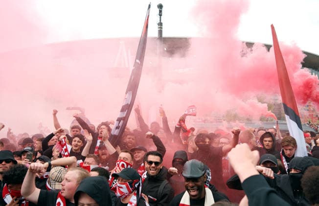 Arsenal FC v Atletico Madrid 05 May 2026 London - UEFA Champions League semi-final 2nd leg - Arsenal FC v Atletico de Madrid - Arsenal supporters greet the arrivals of each team bus at the Emirates Stadium (Photo by Jacques Feeney) London UK Copyright: xJacquesxFeeneyxOffside