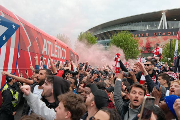 Arsenal FC v Atletico Madrid 05 May 2026 London - UEFA Champions League semi-final 2nd leg - Arsenal FC v Atletico de Madrid - Arsenal supporters greet the arrivals of each team bus at the Emirates Stadium (Photo by Jacques Feeney) London UK Copyright: xJacquesxFeeneyxOffside