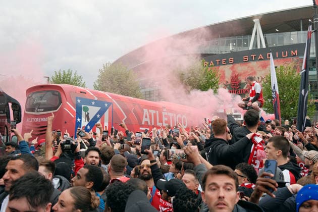Arsenal FC v Atletico Madrid 05 May 2026 London - UEFA Champions League semi-final 2nd leg - Arsenal FC v Atletico de Madrid - Arsenal supporters greet the arrivals of each team bus at the Emirates Stadium (Photo by Jacques Feeney) London UK Copyright: xJacquesxFeeneyxOffside