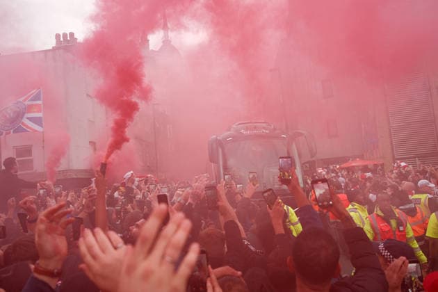 Arsenal FC v Atletico Madrid 05 May 2026 London - UEFA Champions League semi-final 2nd leg - Arsenal FC v Atletico de Madrid - Arsenal supporters greet the arrivals of each team bus at the Emirates Stadium (Photo by Jacques Feeney) London UK Copyright: xJacquesxFeeneyxOffside