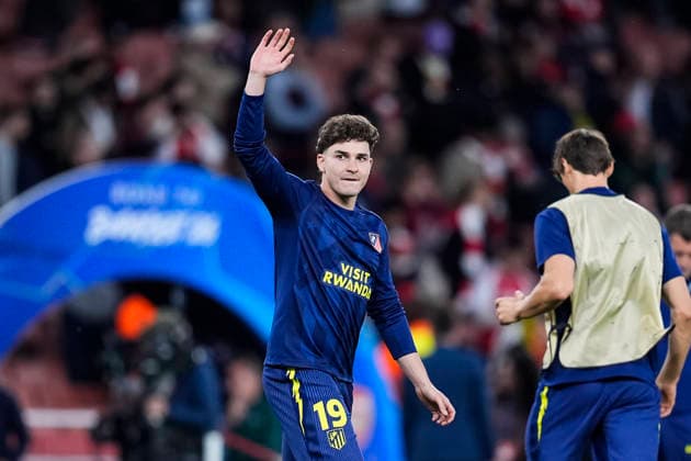 May 5, 2026, London, London, England: Julian Alvarez of Atletico de Madrid saludates to fans during the UEFA Champions League 2025 26 Semi Final Second Leg match between Arsenal FC and Atletico de Madrid at Emirates Stadium on May 05, 2026, in London, England. Arsenal FC V Atletico De Madrid - UEFA Champions League 2025 26 Semi Final Second Leg  - ZUMAa181 20260505_zaa_a181_028 Copyright: xDennisxAgyemanx