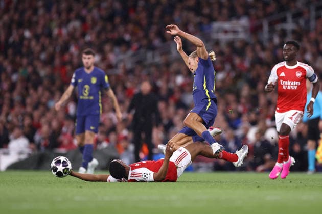 Arsenal v Atletico Madrid 05 May 2026, London - UEFA Champions League - Semi Final - Second Leg - Arsenal v Atletico Madrid - Myles Lewis-Skelly of Arsenal tackles Marcos Llorente of Atletico Madrid - Photo: Jacques Feeney Offside. London UK Copyright: xJacquesxFeeneyx xOffsidexOffside
