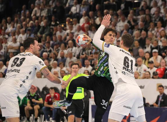 photo : Torwurf von .... Ognjen Cenic (Nasice) gegen Hendrik Pekeler (Kiel) und links ... Veron Nacinovic (Kiel) Handball Herren am Di. 05.05.2026 Mens EHF European League , THW Kiel - RK Nexe Nasice