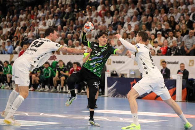photo : Torwurf von .... Ognjen Cenic (Nasice) gegen Hendrik Pekeler (Kiel) und links ... Veron Nacinovic (Kiel) Handball Herren am Di. 05.05.2026 Mens EHF European League , THW Kiel - RK Nexe Nasice