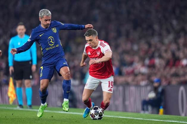 May 5, 2026, London, London, England: Leandro Trossard of Arsenal FC and Antoine Griezmann of Atletico de Madrid in action during the UEFA Champions League 2025 26 Semi Final Second Leg match between Arsenal FC and Atletico de Madrid at Emirates Stadium on May 05, 2026, in London, England. Arsenal FC V Atletico De Madrid - UEFA Champions League 2025 26 Semi Final Second Leg  - ZUMAa181 20260505_zaa_a181_056 Copyright: xDennisxAgyemanx