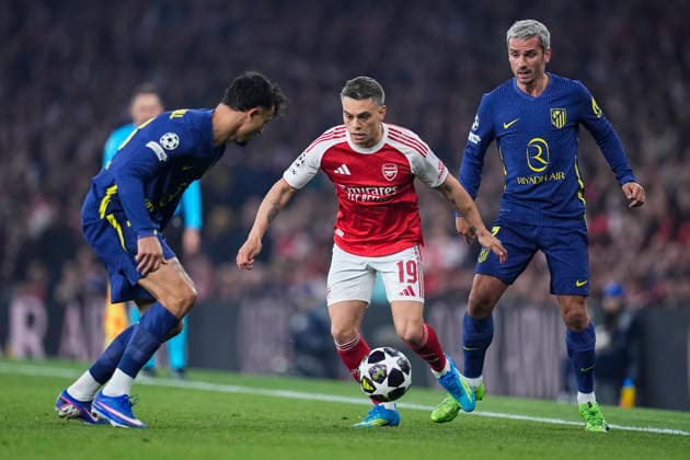 May 5, 2026, London, London, England: Leandro Trossard of Arsenal FC and Antoine Griezmann of Atletico de Madrid in action during the UEFA Champions League 2025 26 Semi Final Second Leg match between Arsenal FC and Atletico de Madrid at Emirates Stadium on May 05, 2026, in London, England. Arsenal FC V Atletico De Madrid - UEFA Champions League 2025 26 Semi Final Second Leg  - ZUMAa181 20260505_zaa_a181_060 Copyright: xDennisxAgyemanx