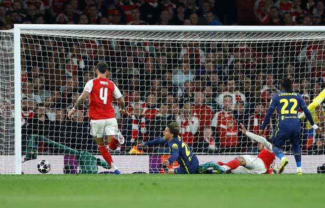 Gabriel of Arsenal tackled Giuliano Simeone of Atletico Madrid when he was clear on goal Arsenal v Atletico Madrid, Football, UEFA Champions League, Semi-Final 2nd Leg, Emirates Stadium, Islington, London, UK - 05 05 2026  Copyright: xMattxImpey Shutterstockx 16860940ah
